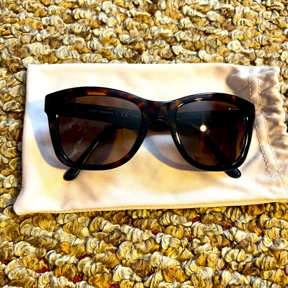 Women’s Tory Burch polarized sunglasses! Only worn twice!! - Picture 4 of 6